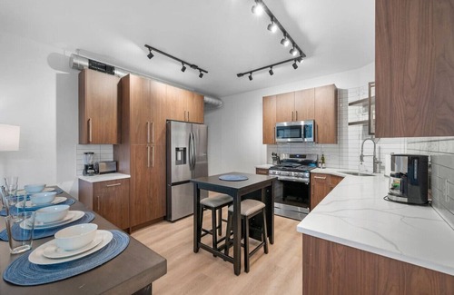 Shadyside Apartment | Immaculate Double King Suite | 4 beds | 2 Decks
