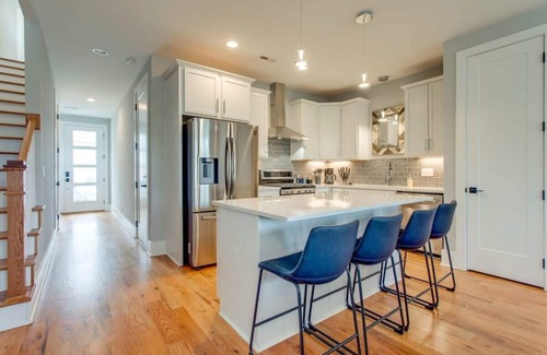Buena Vista House | Immaculate Germantown Stunner minutes to Broadway