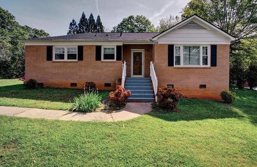 Seneca House | Immaculate Home near Ram Cat Alley