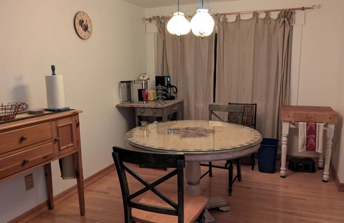 South Capitol Condo | Immaculate one bdrm in South Capitol with all amenities and no deposits