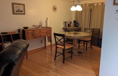 South Capitol Condo | Immaculate one bdrm in South Capitol with all amenities and no deposits