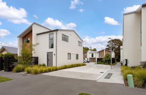 Addington Apartment | Immaculate Presentation, Carpark