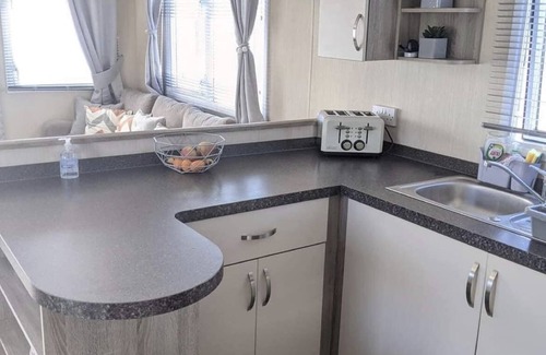 Newton Apartment | Immaculate Sen Friendly 3-bed Caravan in Porthcawl