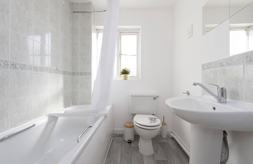 Newham House | Immaculate Two Bedroom House with Garden and Private Parking