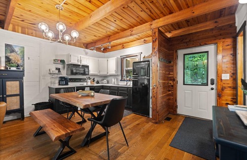 Stanton Cabin | Immerse Yourself into the Wilderness of Kentucky!