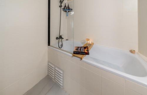 Saint-Gilles Apartment | Immeuble 3 Apparts Centre historique St Gilles MaisoncarreeConciergerie