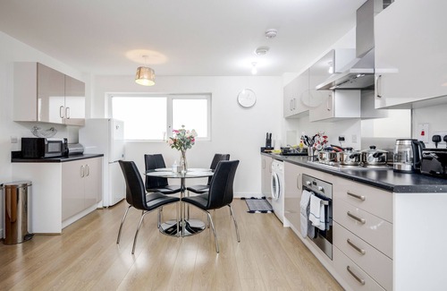 Brooklands Apartment | Impeccable 2-Bed Apartment in Romford