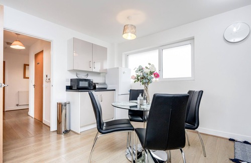 Brooklands Apartment | Impeccable 2-Bed Apartment in Romford