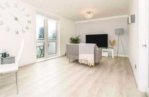 Newton St Loe Apartment | Impeccable 2-Bed Apartment Close to City Centre