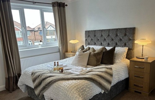 Chorlton-cum-Hardy House | Impeccable 2-Bed House next to Old Trafford