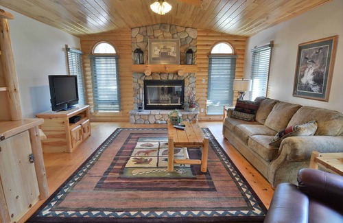 Hayward House | Impeccable, 3 bedroom and 2 full bath vacation home (Winter Special)
