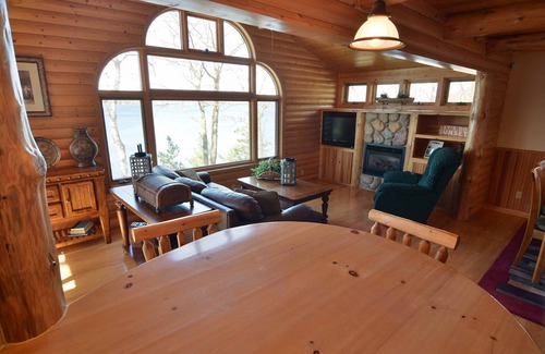 Hayward House | Impeccable, 3 bedroom and 2 full bath vacation home (Winter Special)
