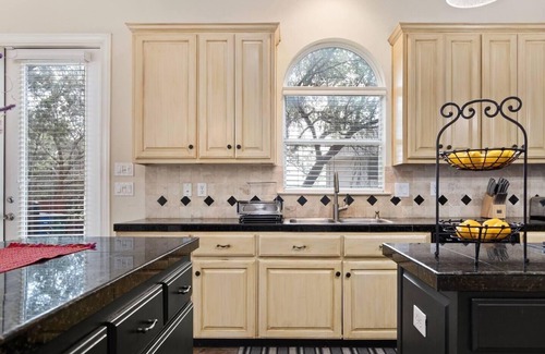 Far North Central Villa | Impeccable 4-Bed Villa in San Antonio l Jacuzzi