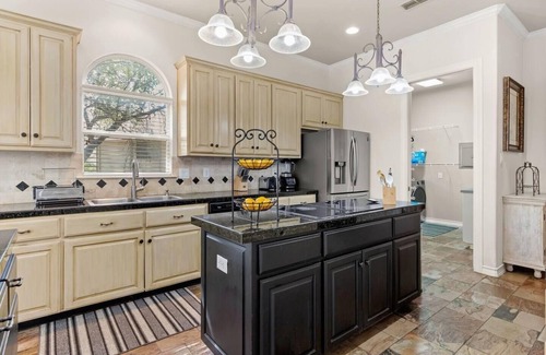Far North Central Villa | Impeccable 4-Bed Villa in San Antonio l Jacuzzi
