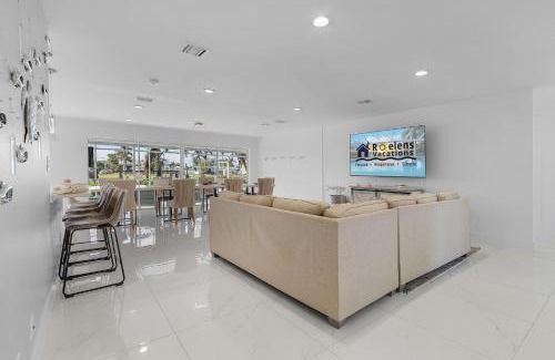 Yacht Club House | IMPECCABLE! - Amazing sunsets, Dock, Heated Pool - Sunsational Sunsets - Roelens