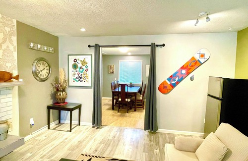 Sidney House | Impeccable Cleanliness Family & Pet Friendly Large Deck House Near YYJ & Ferry