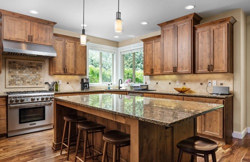 Bridlemile House | Impeccable Décor and Furnishing, Splendid Neighborhood, Pet Friendly, Fenced Backyard, Next to Park