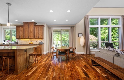 Bridlemile House | Impeccable Décor and Furnishing, Splendid Neighborhood, Pet Friendly, Fenced Backyard, Next to Park