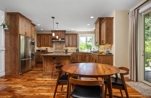 Bridlemile House | Impeccable Décor and Furnishing, Splendid Neighborhood, Pet Friendly, Fenced Backyard, Next to Park