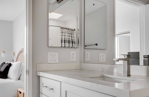 Rampart Village Apartment | Impeccable Koreatown 1BR near 6th St bars & restaurants, by Blueground