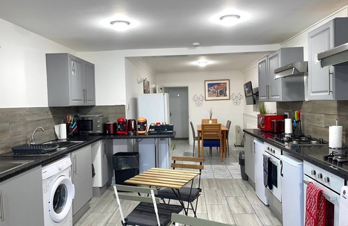 Havering Park House | Impeccable Spacious 6-Bed House in Romford