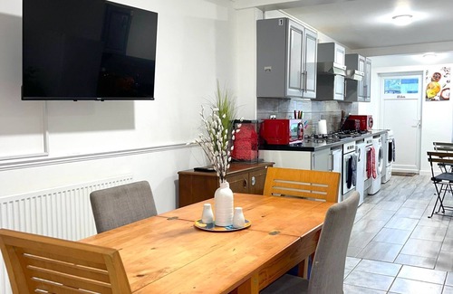 Havering Park House | Impeccable Spacious 6-Bed House in Romford