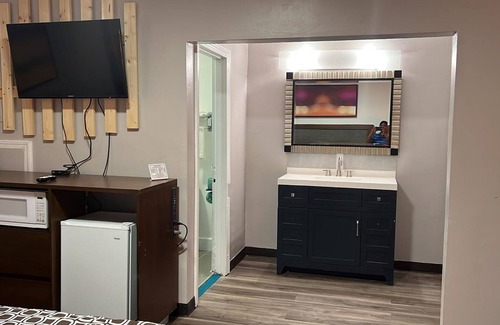 Madison Hotel | Imperial Inn