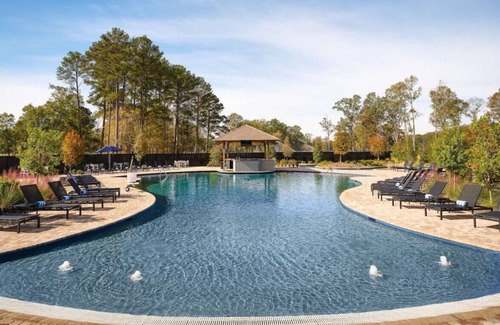 Flowood House | Impressive Cozy Room for Work and Pleasure