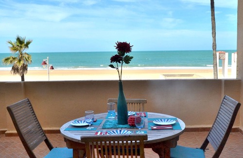 Cadiz Apartment | Impressive frontal beach apartment with big terrac