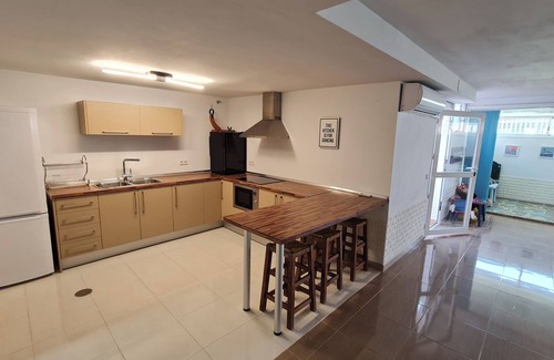 Torremolinos House | Impressive Villa Paraíso with Pool, Jacuzzi, Wi-Fi & Air Conditioning