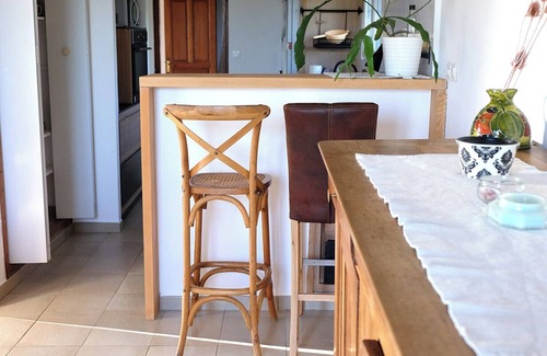 Arles Apartment | IN AN OLD PROVENCAL FARMHOUSE-APARTMENT IN A PEACEFUL SETTING-VIEWS OVER THE COUNTRYSIDE-