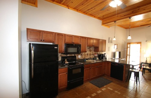 Athens Apartment | In Athens 2-bedroom apartment FREE Parking, FREE WiFi, FREE Washer/DRYER, sweet!