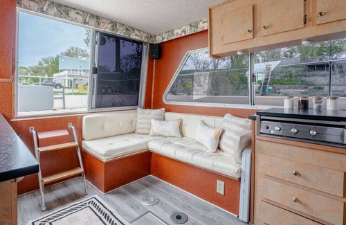 Colchester Boat Rental | In Beautiful Wine Country