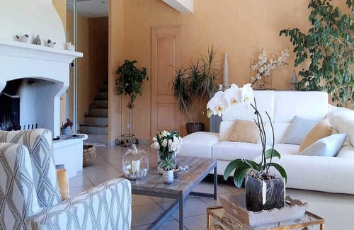 Istres Villa | In Entressen, villa with private pool, between Alpilles and Camargue