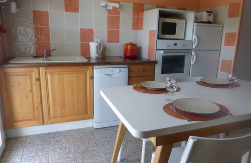 Barcelonnette Apartment | In front of the mountains- 1 bedroom apartment in a chalet looking onto a garden