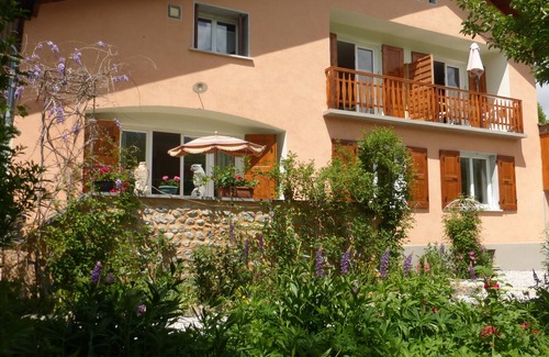 Barcelonnette Apartment | In front of the mountains- 1 bedroom apartment in a chalet looking onto a garden
