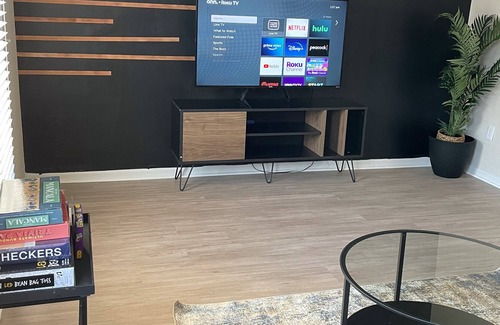 Castleton Apartment | In-home Projector| BohoLux Suite