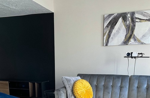 Castleton Apartment | In-home Projector| BohoLux Suite