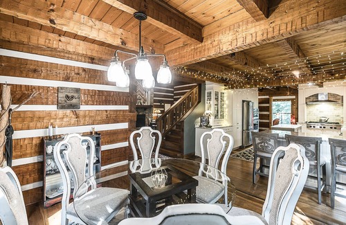 Goodlettsville House | In mountains Close to fun Luxury Log Cabin 21 Acres 18 min to Downtown!