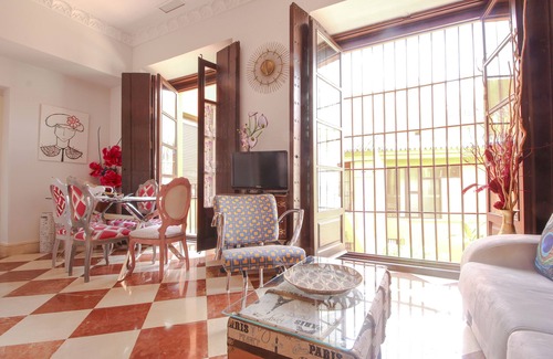Encarnacion-Regina Apartment | IN OFFERT-AZAHARES, An ideal place within a magnificent Casa Palacio-Centro