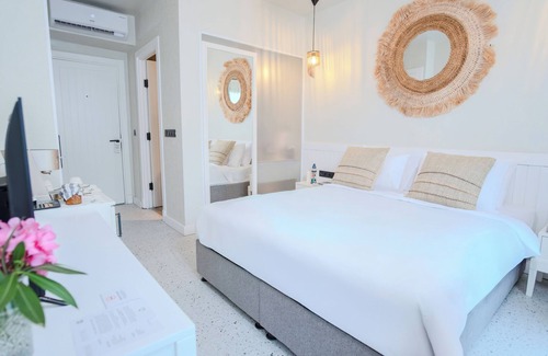 Bitez House | In One Bitez Hotel