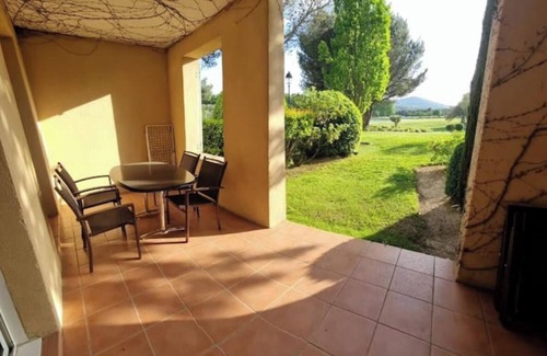 Pont Royal Apartment | In Provence, on an estate dedicated to sports and leisure.