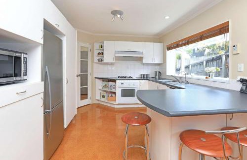 Greenlane - Ellerslie House | In Remuera with free street carpark, handy close to cuisine restaurant and public transportation