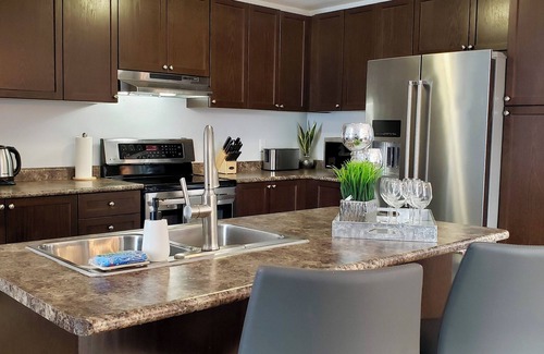 Kitchener House | In style 3 Bdrm house- king bed, Netflix, 2 parking