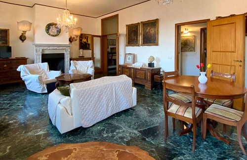 Historic Center Apartment | In the centre of Bologna with prestigious furniture and antique pieces of art