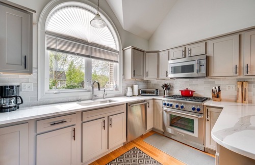 Thornton House | In the Estates, close to Owl's Nest, new kitchen, amazing views, minutes off I93