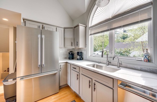 Thornton House | In the Estates, close to Owl's Nest, new kitchen, amazing views, minutes off I93