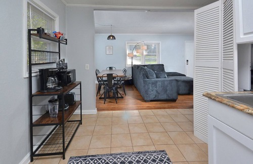 Carrboro Cottage | In the heart of Chapel Hill Walk to UNC & cafés! 3 Bedroom House