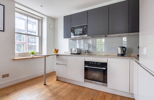 Fitzrovia Apartment | In the Heart of Fitzrovia – Soho - Beautiful 1BR Flat in Central London