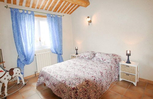 Lambesc House | In the heart of green Provence, in a park with olive trees welcomes you this beautiful Provencal vil